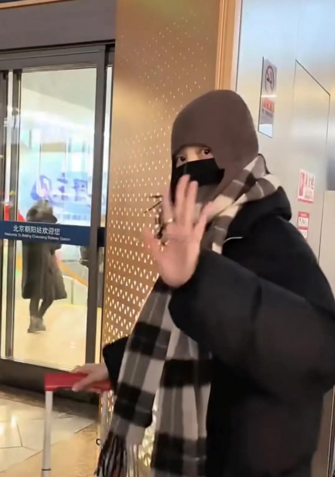 宋佳现身机场，裹得严严实实仍难掩气场。临行前回头招手，笑容热情又美好，亲和力满满