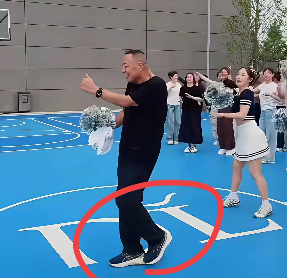 于总穿的鞋子是什么牌子的