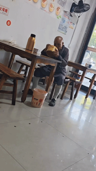 一名六十多岁正在徒步苦行的僧人中午的时候来到一家经营木桶饭的餐馆吃饭。他点了一