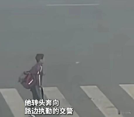 近日，嘉兴秀洲，读四年级的男孩上学路上捡到一个金手镯，他转头奔向路边执勤的交警，