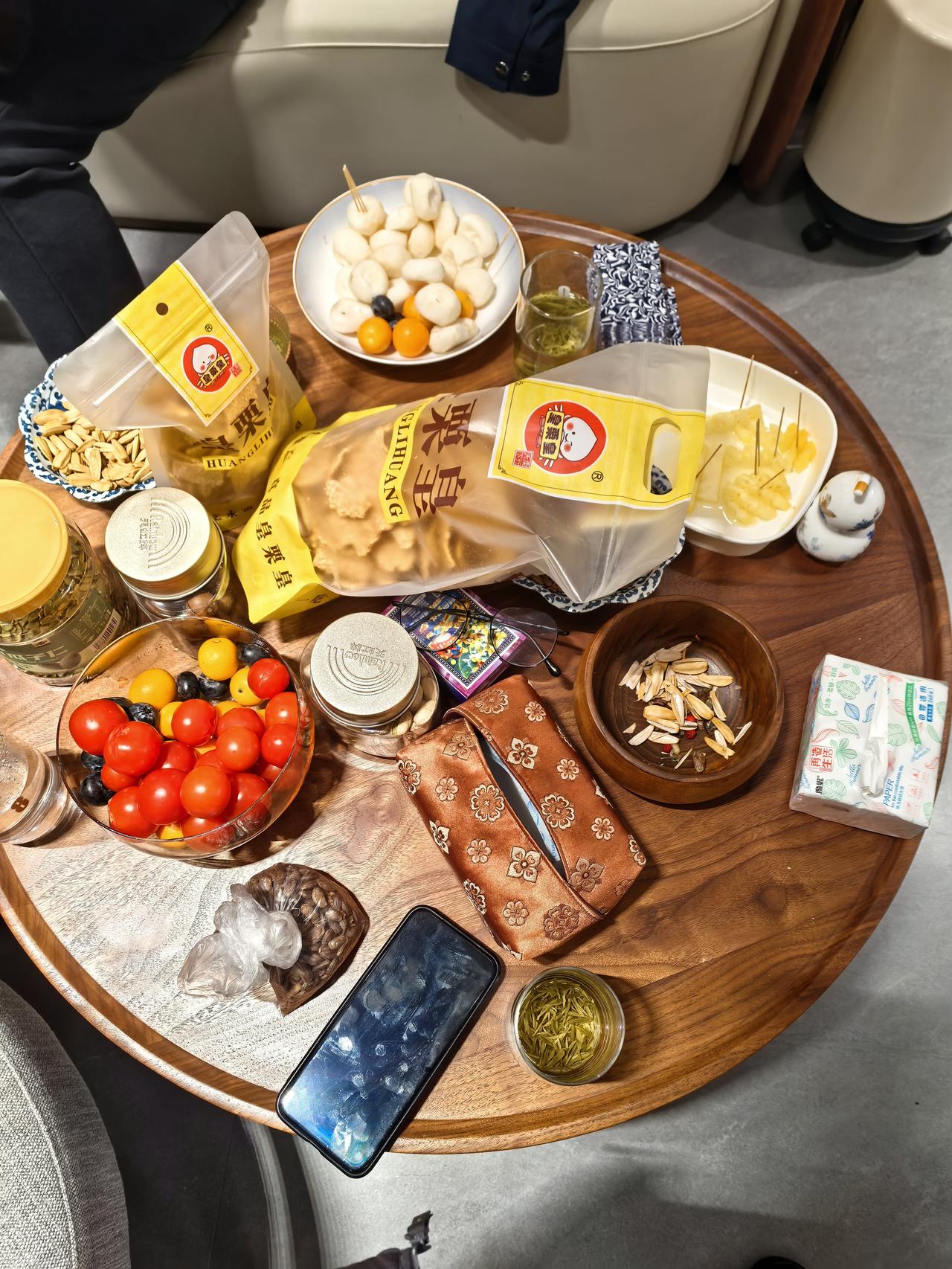 春日生活打卡季这一桌子的零食吃完，得涨几斤肉！[捂脸哭][捂脸哭]