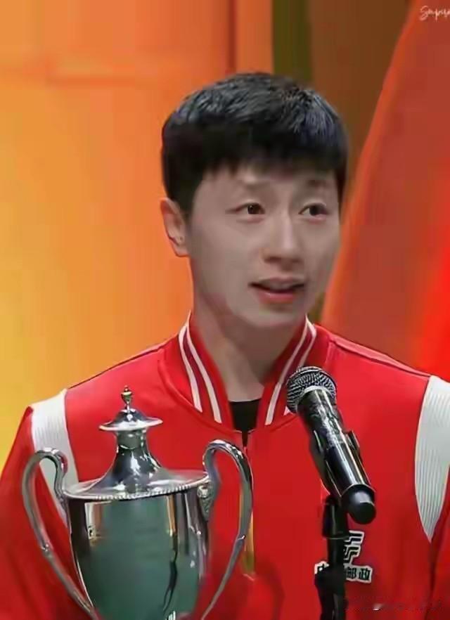 马龙说王楚钦，他说王楚饮这个人，我觉得他像大男孩一样。对什么新鲜事儿都非常感兴趣