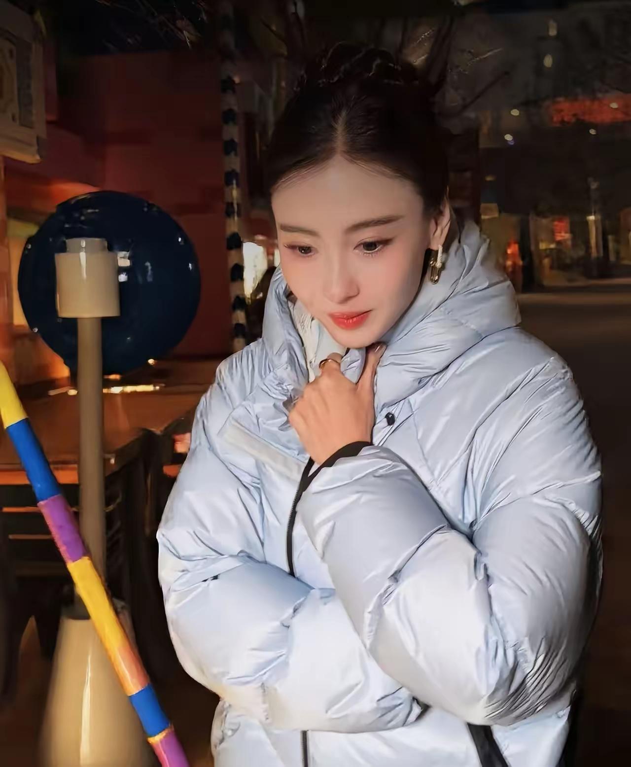 我朋友今天在上海乐高乐园见到了张柏芝她回来就说，以后别再说张柏芝是大美女了，