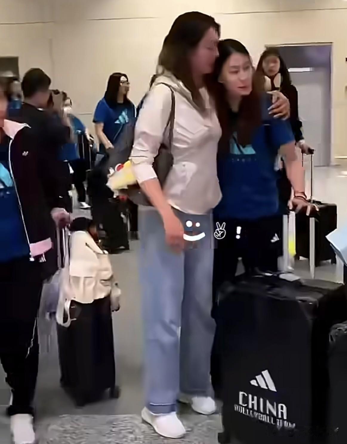 中国女排姐妹情深！昨天中国女排抵达南京，准备世界女排联赛第一周比赛，前中国女排的