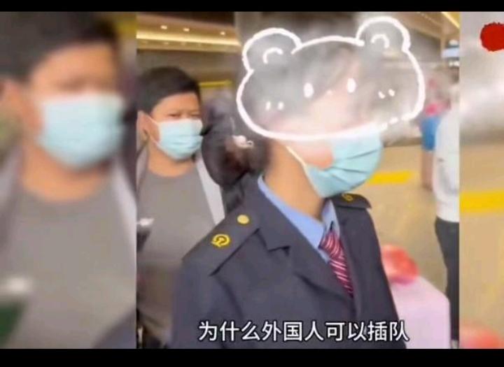 列车站，众乘客有序排队验票上车。一外国小黑哥不顾众多人排队，故意插队上车，瞬间惹