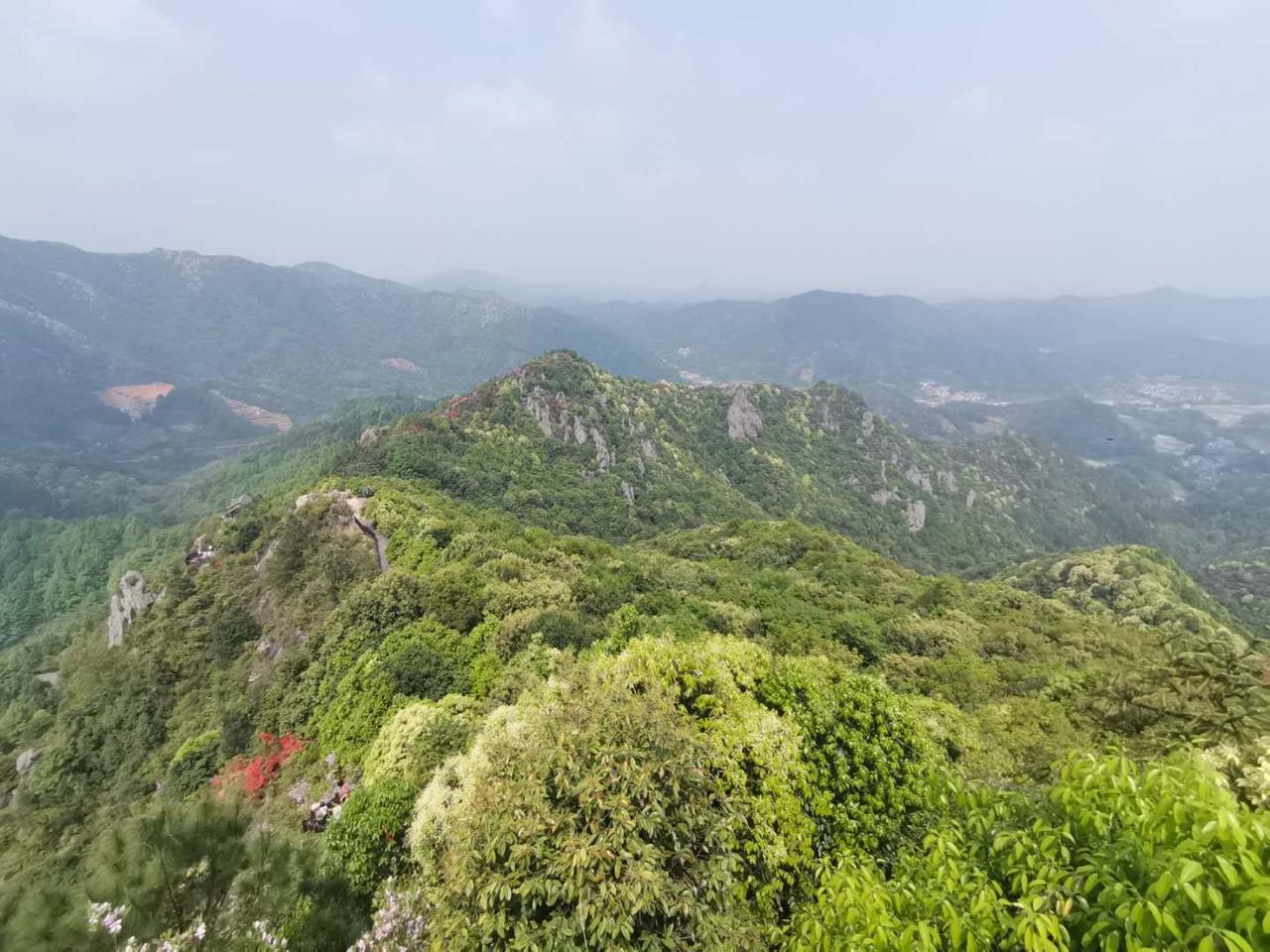 以前普通话都不会说的人都当了老师，而且还很多。主要原因是：1.以前有顶班的政