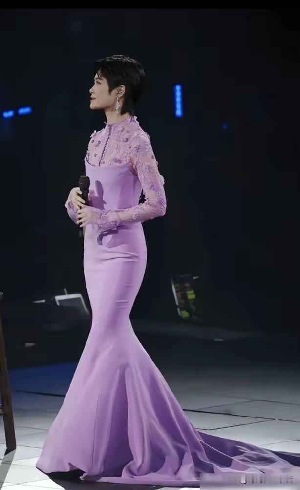 李宇春真的越来越女人，这身材太欧美了，看起来除了短发，身材真的特别好。李宇春年