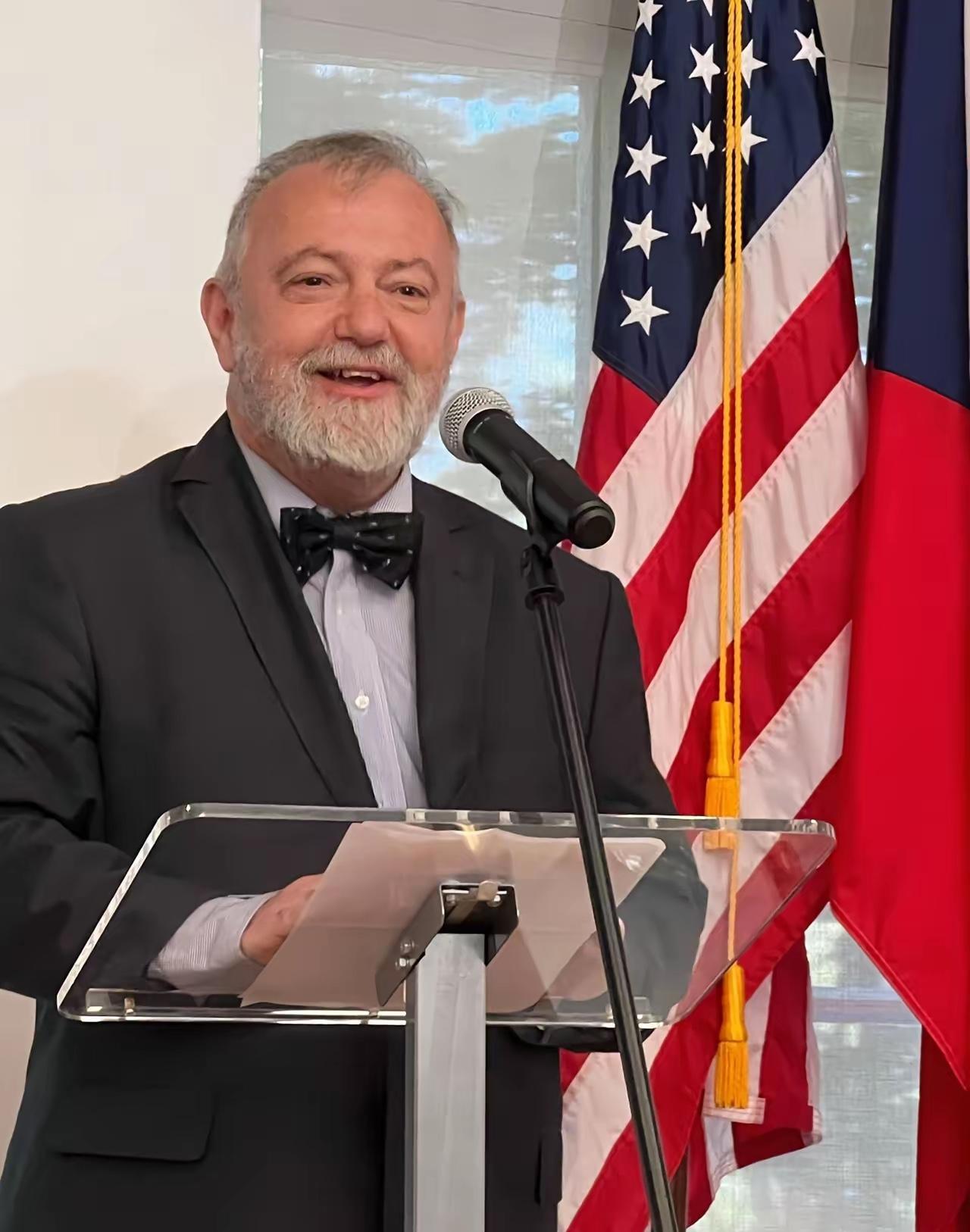 急了，捷克喊话中国捷克终于绷不住了，主动要和中国改善关系，这转变来得真快！