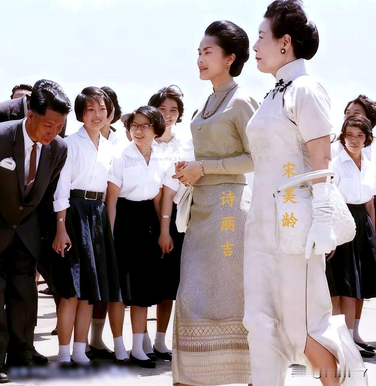 一九六三年，台湾，在机场迎接泰国王后诗丽吉的宋美龄，时年六十六岁。