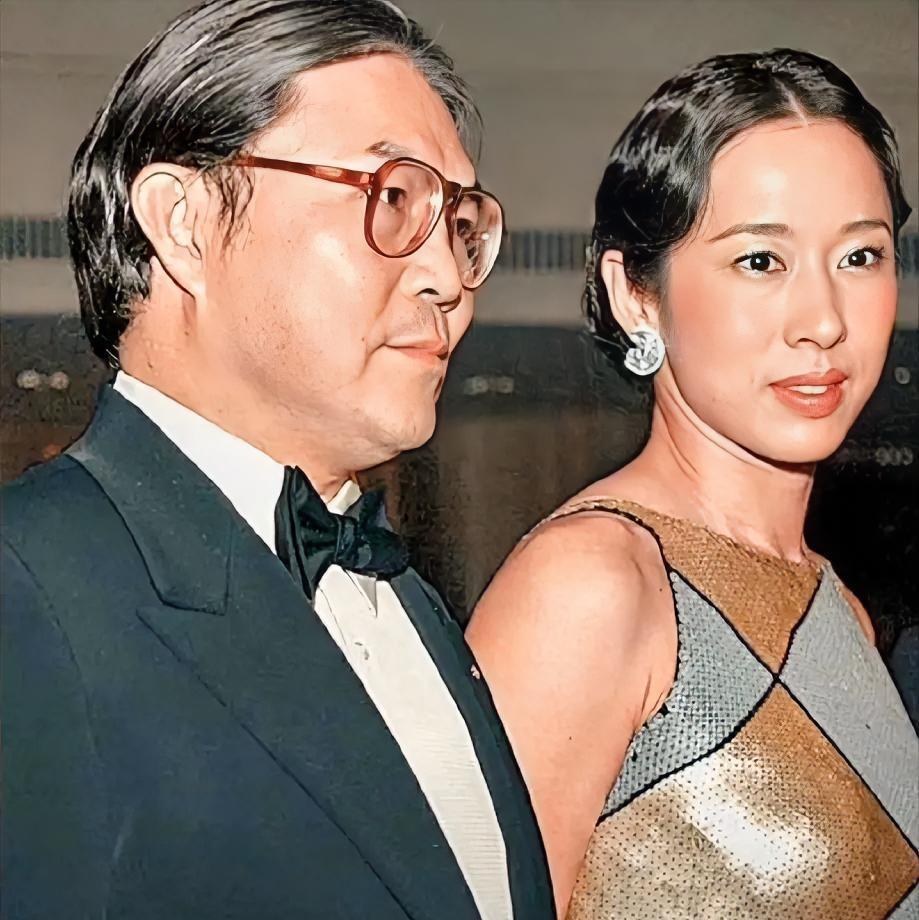 现任丈夫就在身边。她笑着对记者说：“家人永远都是家人。”画面切回香港深水