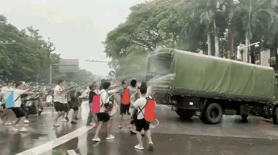 这样的军民鱼水情，美国政府控制的媒体就说这是袭警。它们不去了