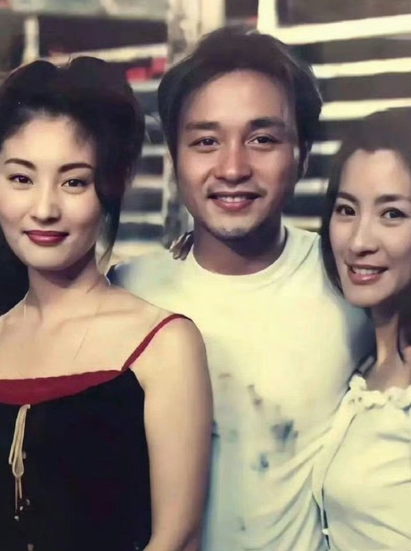 求问！张国荣旁边左边这位，是不是演过啥港片啊？看着特别面熟。