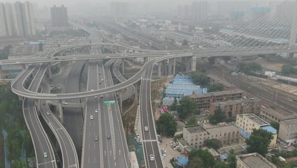 为我河南省会城市郑州点个赞！为我河南郑州司机点个赞！为我河南郑州高架桥上的司