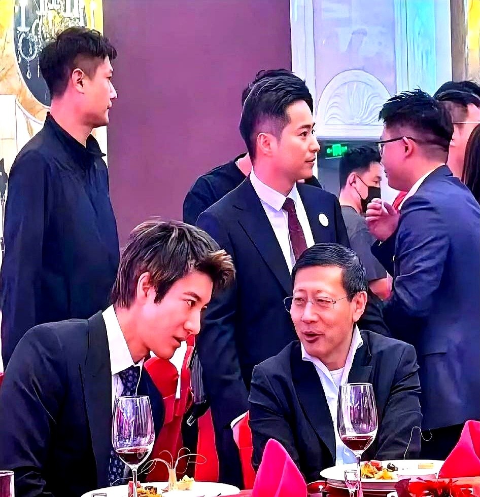 王力宏坐在了一桌科技投资大佬中间。宇树科技的庆功宴上，主桌坐着沈南鹏等圈内大佬，旁边挨着的就是歌手王