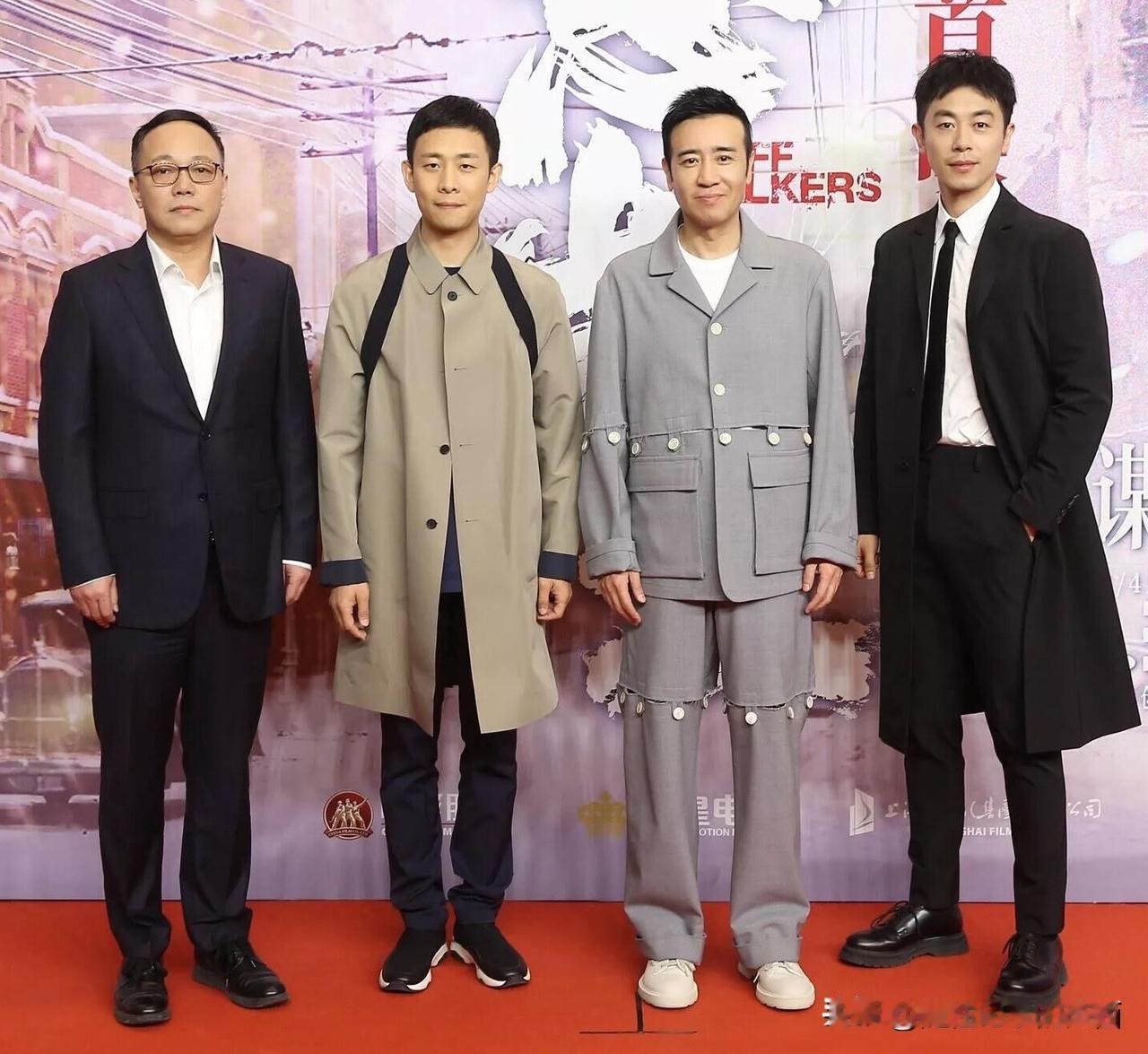 早些年的朱亚文确实帅气，痞帅痞帅的，站在几个人里面亮的发光。他身材高挑，匀称，五