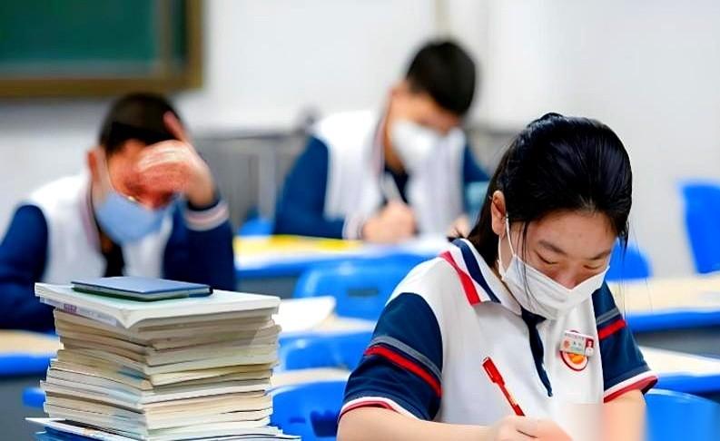 长沙一个学生，2022年中考，分数稳稳过了普高线。家里人还没来得及开香槟，他爸