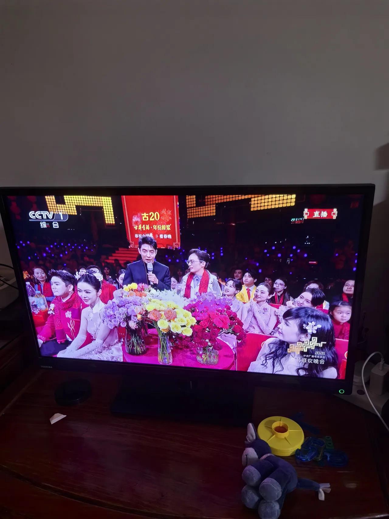 说句大实话看到晚会节目单有机器人表演的时候我爸直接翻了个白眼，毕竟去年机器人