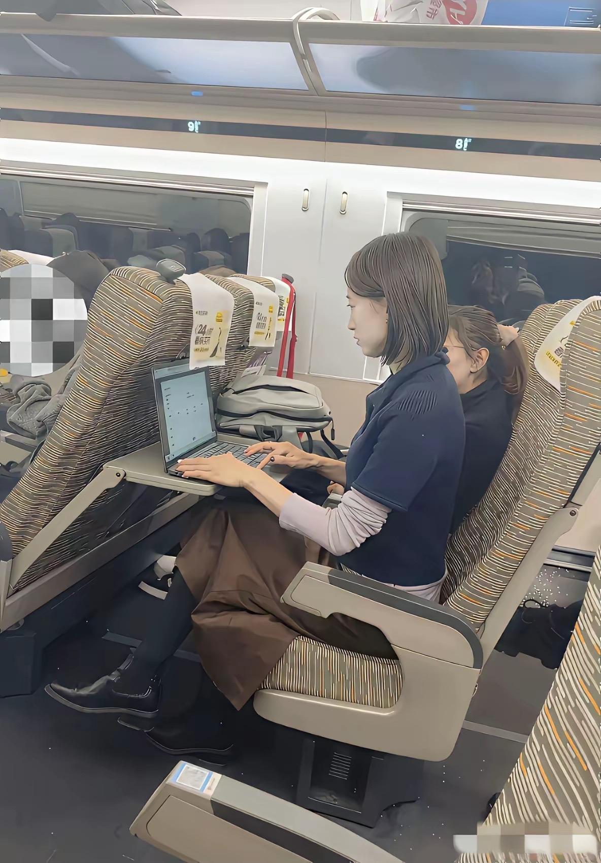 这位小姐姐，火车都快到站了，她的电脑还没收起来，旁边的人心想，这月薪至少五六万吧