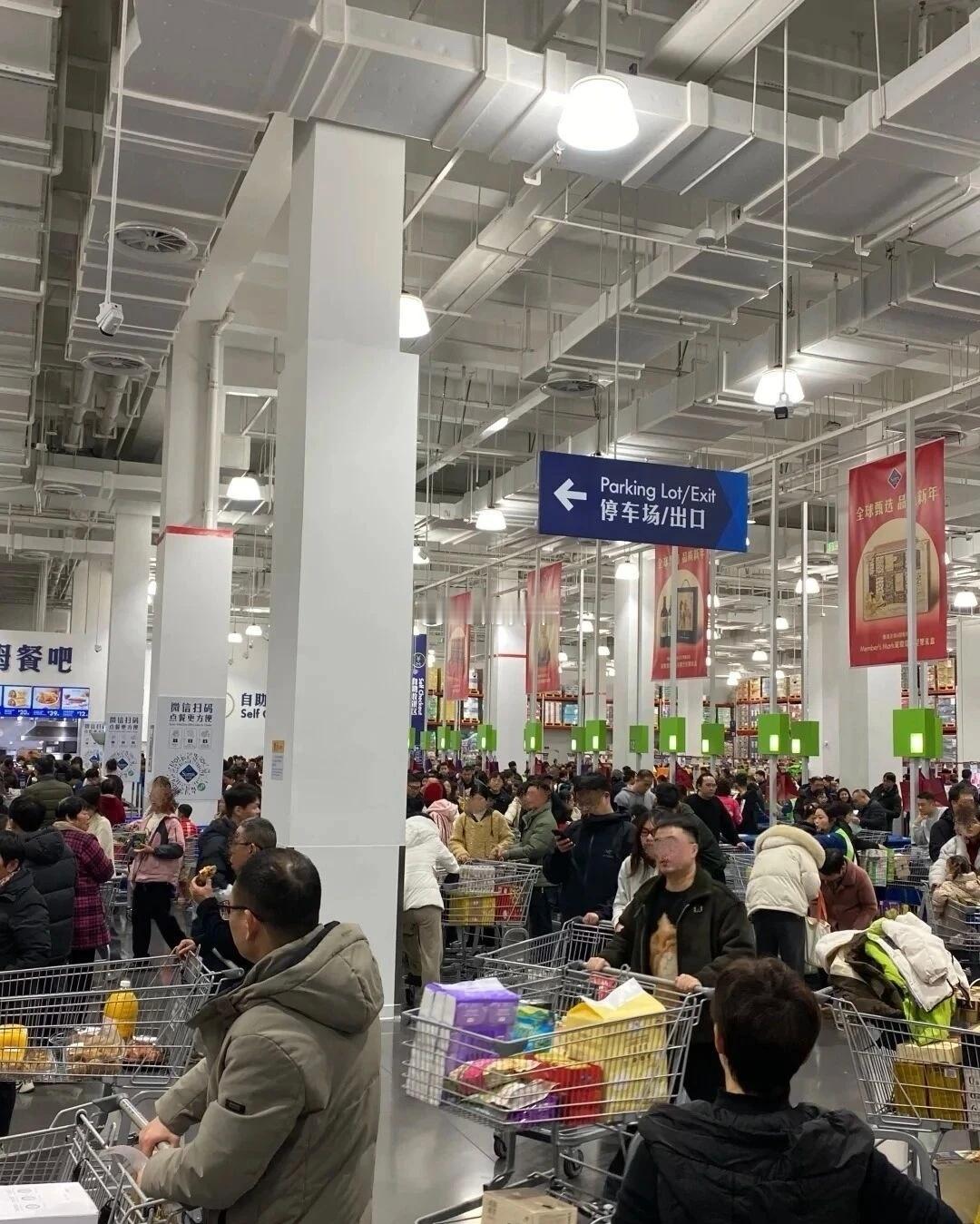 年底的绍兴山姆超市：人山人海，水泄不通。收纸板的阿姨，笑了。（图片来源：网络）