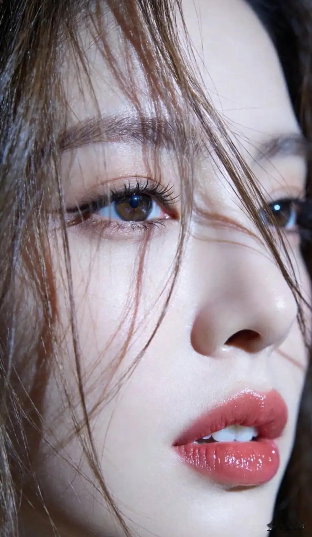 光之影&AI温柔甜美的白裙少女，阳光洒落，梦幻如画。阳光白裙少女ai逆光少