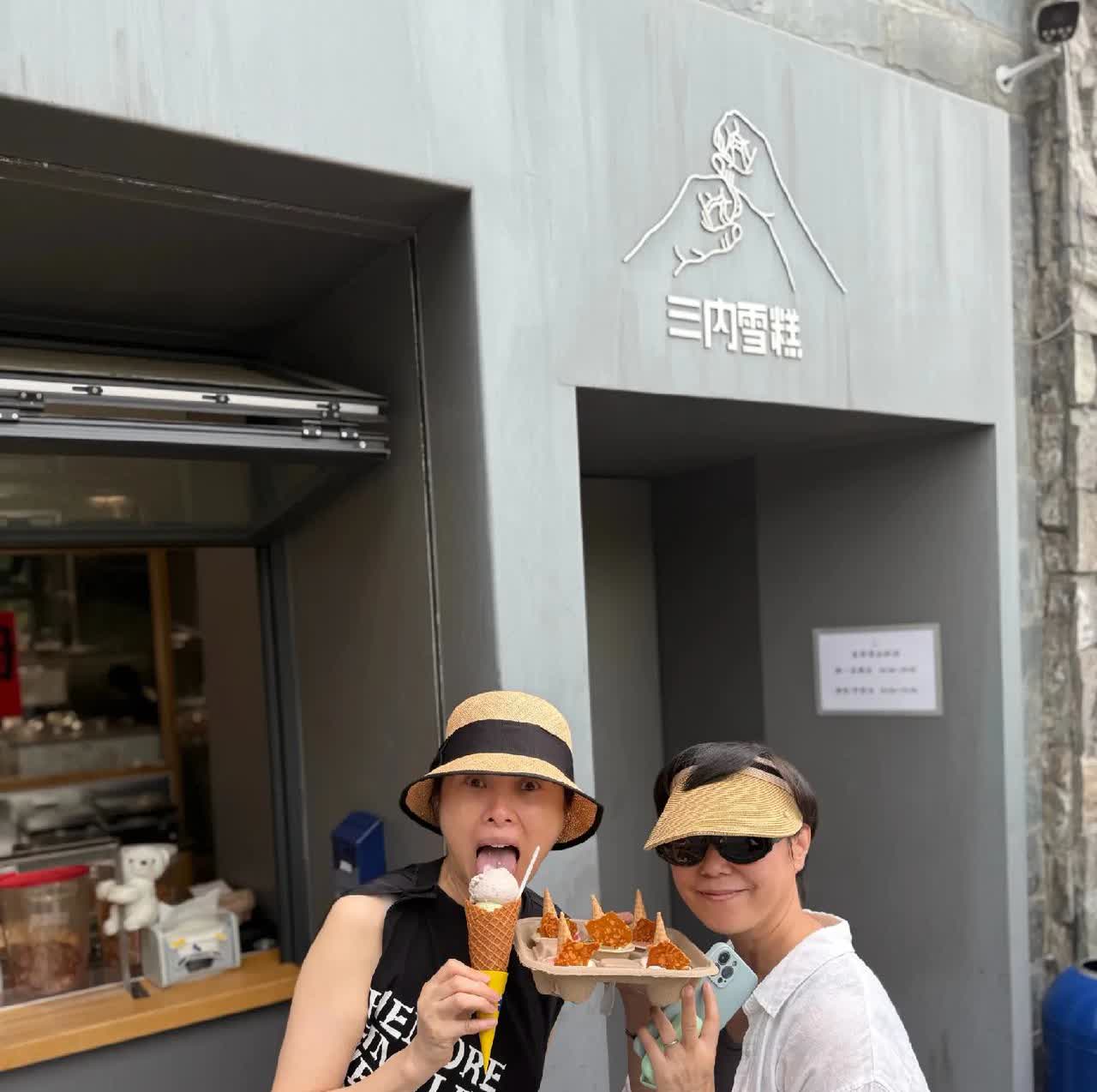 演员吴越近日来到大理旅行，完全素颜，状态松弛。大口舔冰淇淋，边走边拍照，毫无偶像