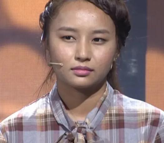 西藏女婴出生6个月，因父母离异寄养到姑姑家。2007年，姑姑无力抚养，把10岁的