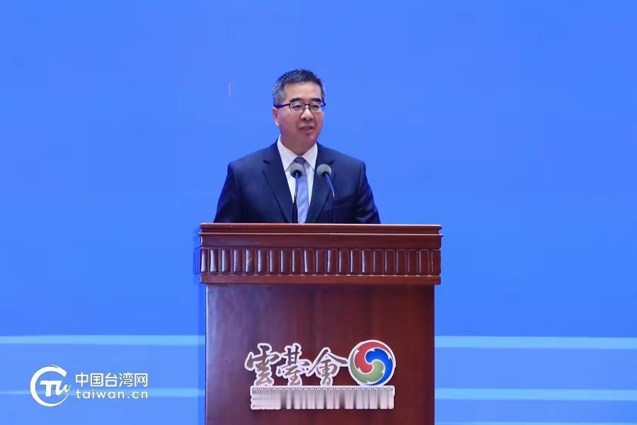 别拿语言偷换家国！萧旭岑现场点明台湾人都是中国人，陈培瑜诡辩被全网批逻辑崩塌！