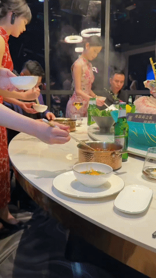 有钱人就是不一样！他们吃个火锅，旁边还有漂亮的美女服务员站在身边伺候？真是太