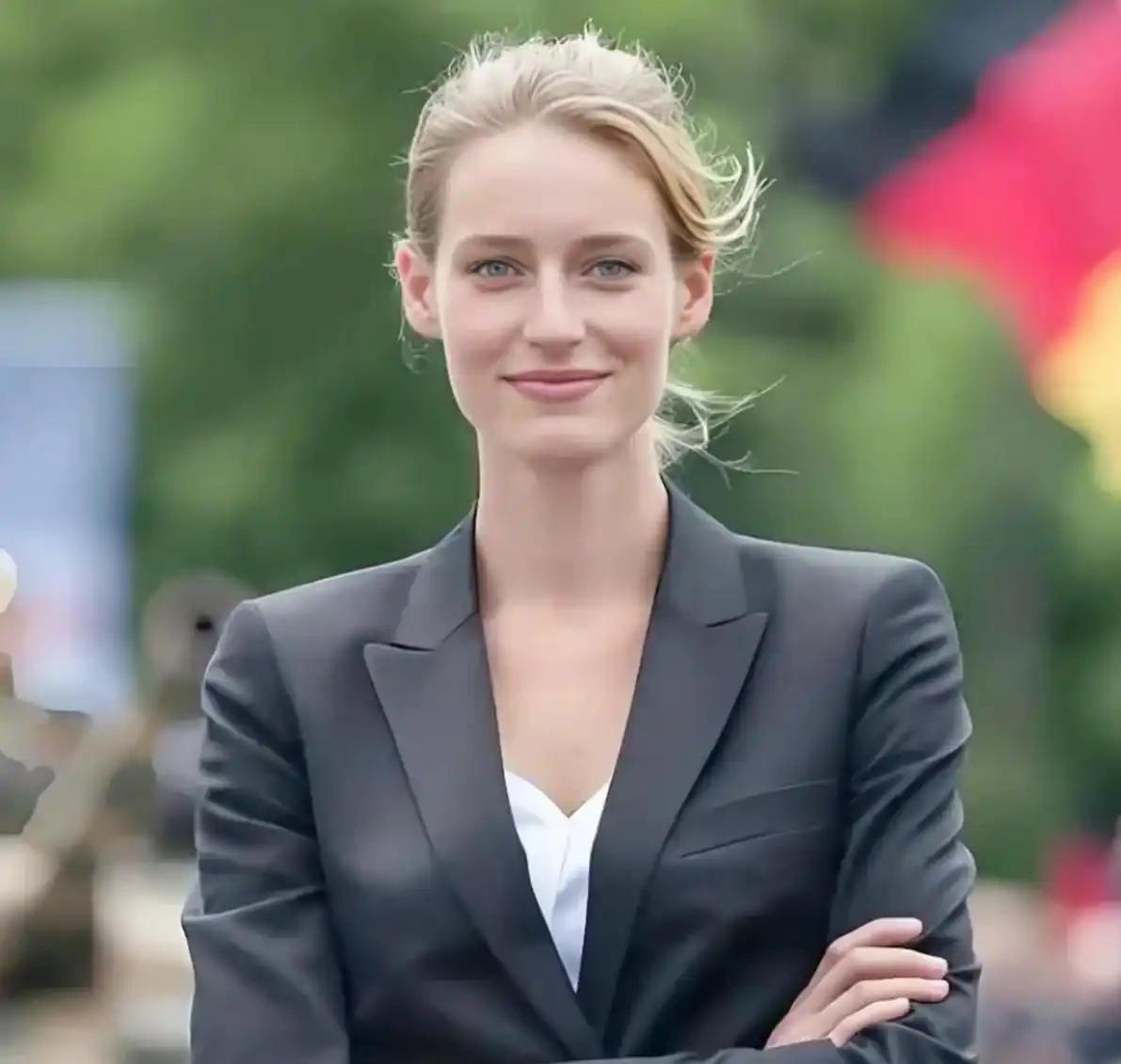 德国那个叫魏德尔的女政客，最近说了句话，让整个欧洲都抖了一下。她对着镜头一点