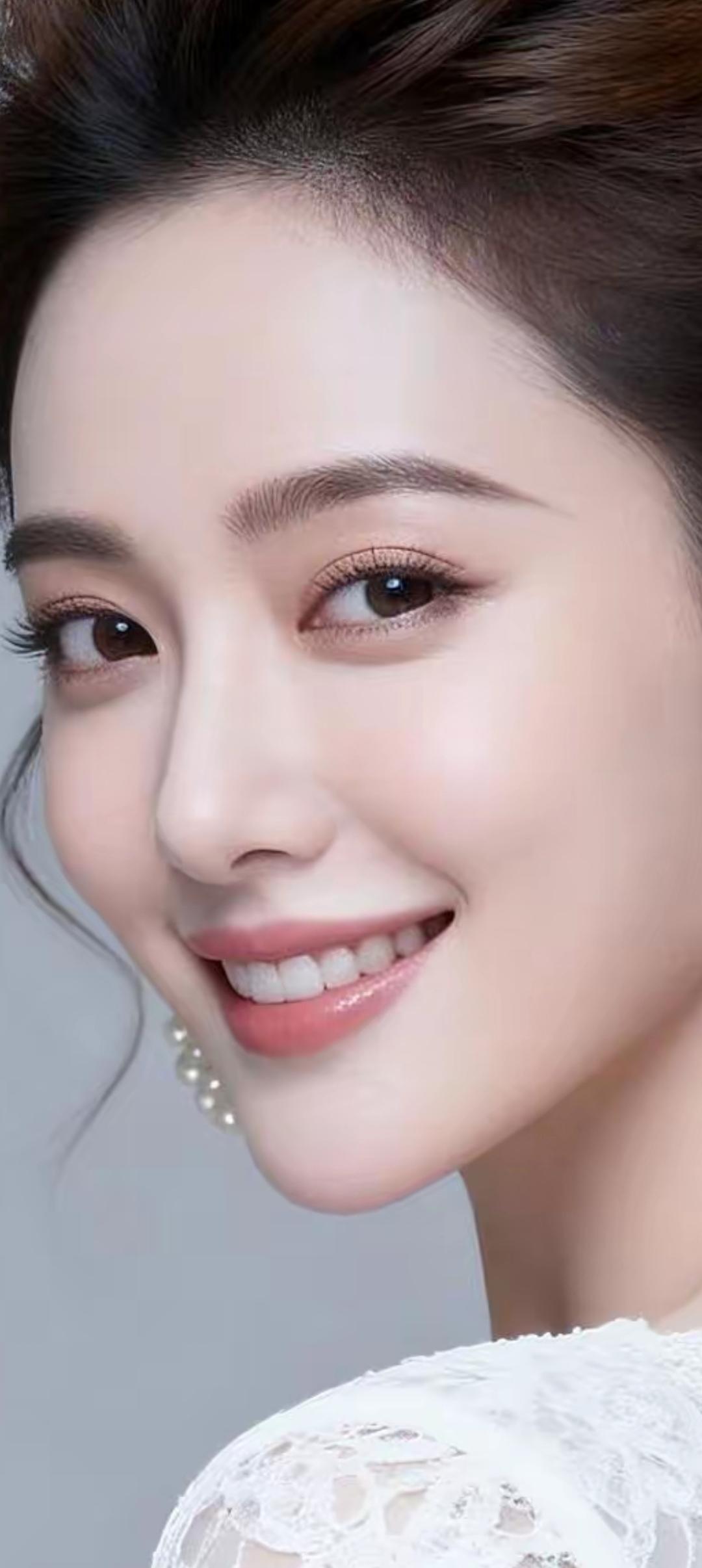 甜美笑容，温柔可人，珍珠耳环点缀，优雅动人。