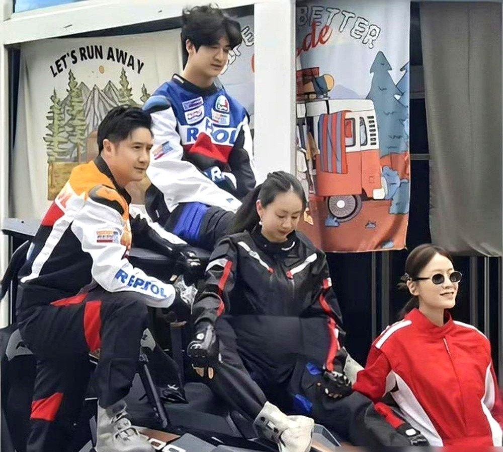17岁的森碟往九寨沟那一站，个头直接蹿过了身边的亲妈。镜头一扫，旁边41岁的叶一茜扎着马尾，两人并排