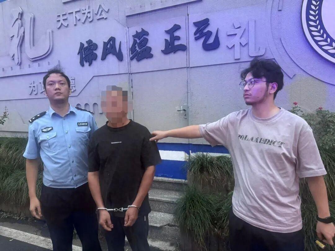 打牌输钱偷工厂，30万元铣刀当废品！民警抢在发车前全部追回。黄某今年五十多岁
