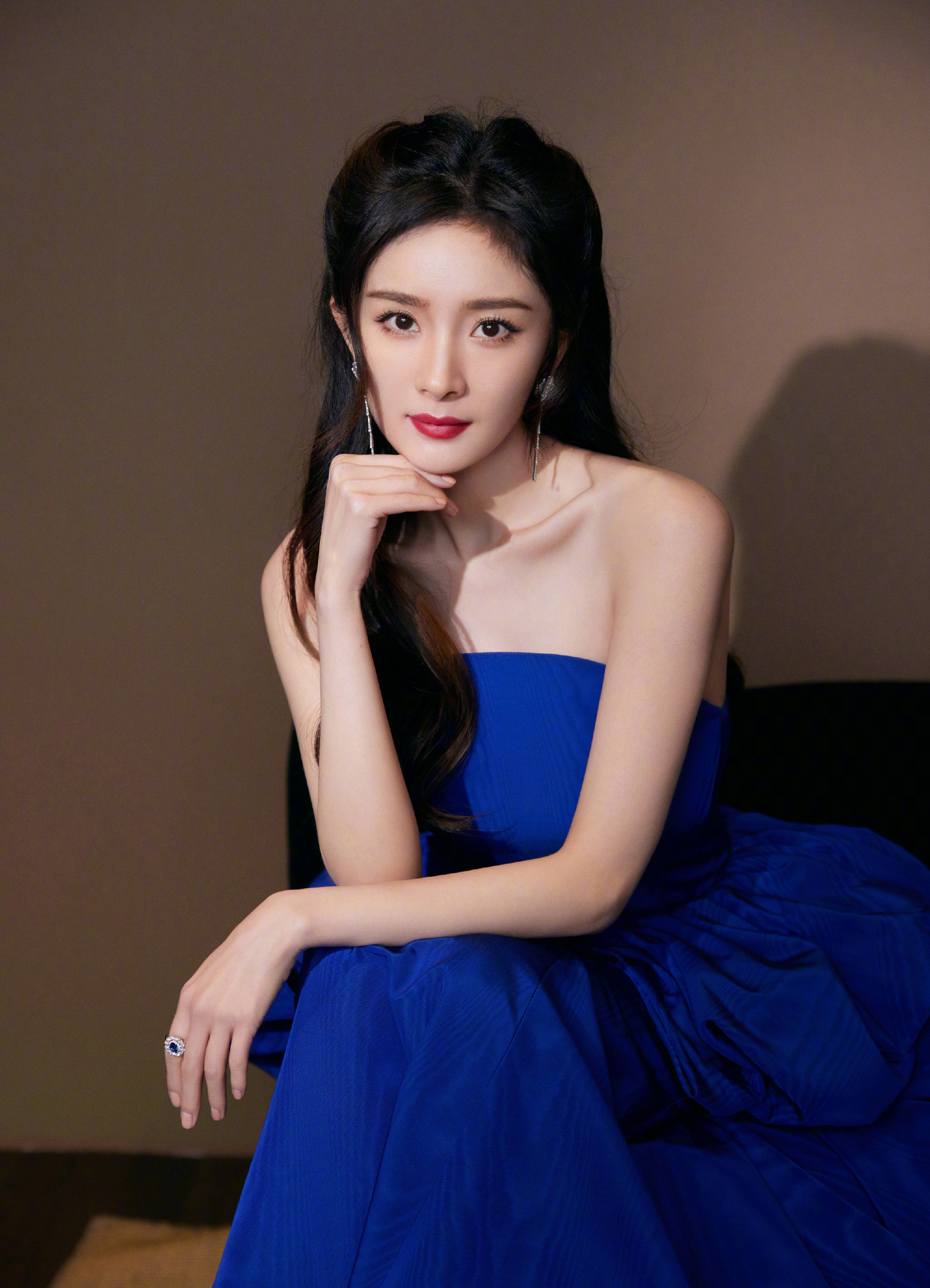 杨幂蓝色礼服，是女王，谢谢。