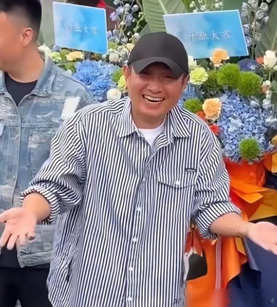 文章的面馆刚开，前妻马伊琍就摸了过去，深夜里一个女人，静静地站着。你再看别人，佟
