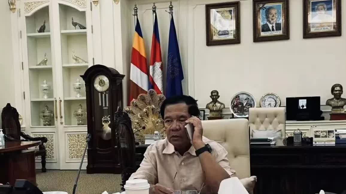 洪森亲王还很时尚，喜欢喝星巴克的咖啡。难道他也点外卖吗？虽然洪森亲王月薪才2