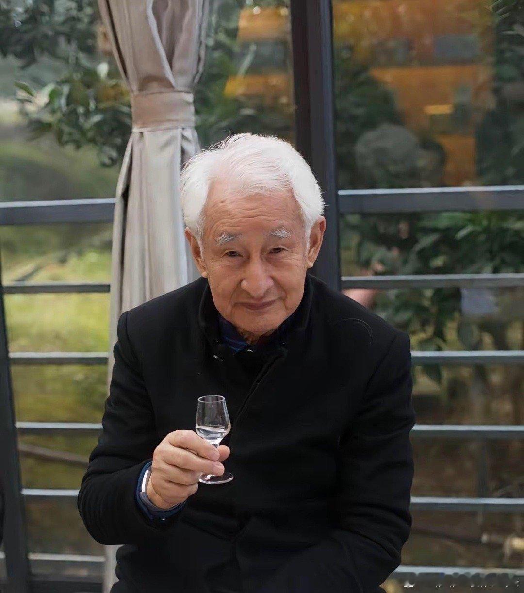 世界上喝茅台最多的人叫季克良。他在茅台工作50年，喝掉2吨多茅台，凭借“最贵的鼻