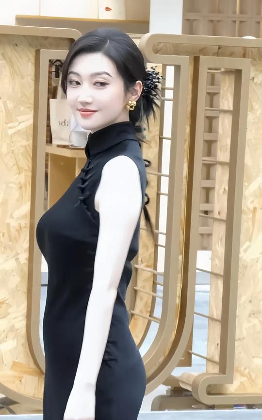 古典美与时尚感并存！景甜身穿黑色旗袍，曼妙曲线尽显无疑