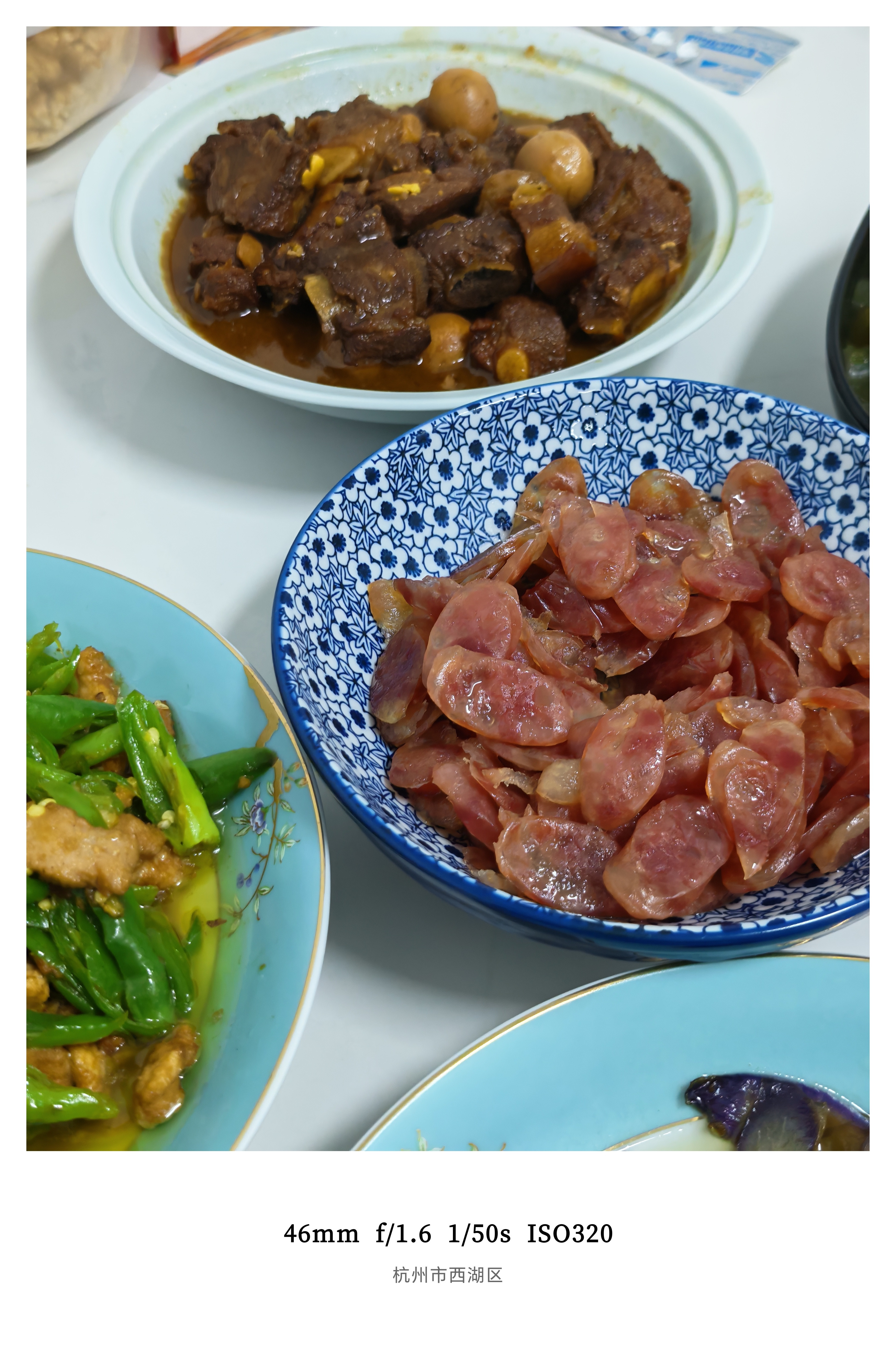 今天品鉴一下的腊肠味道不错，肥瘦平衡，肉感鲜甜紧实还有山核桃仁超级适合当零嘴尝