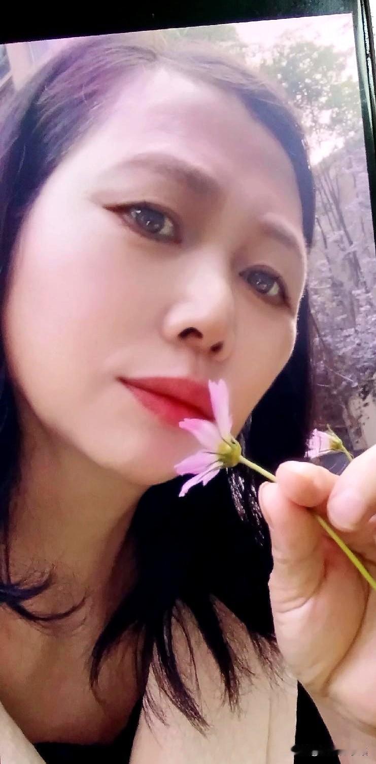 刚刚看到个事，挺讽刺的。阿姨因为吃不饱饭要违约离职，雇主张嘴就要扣10天工资。