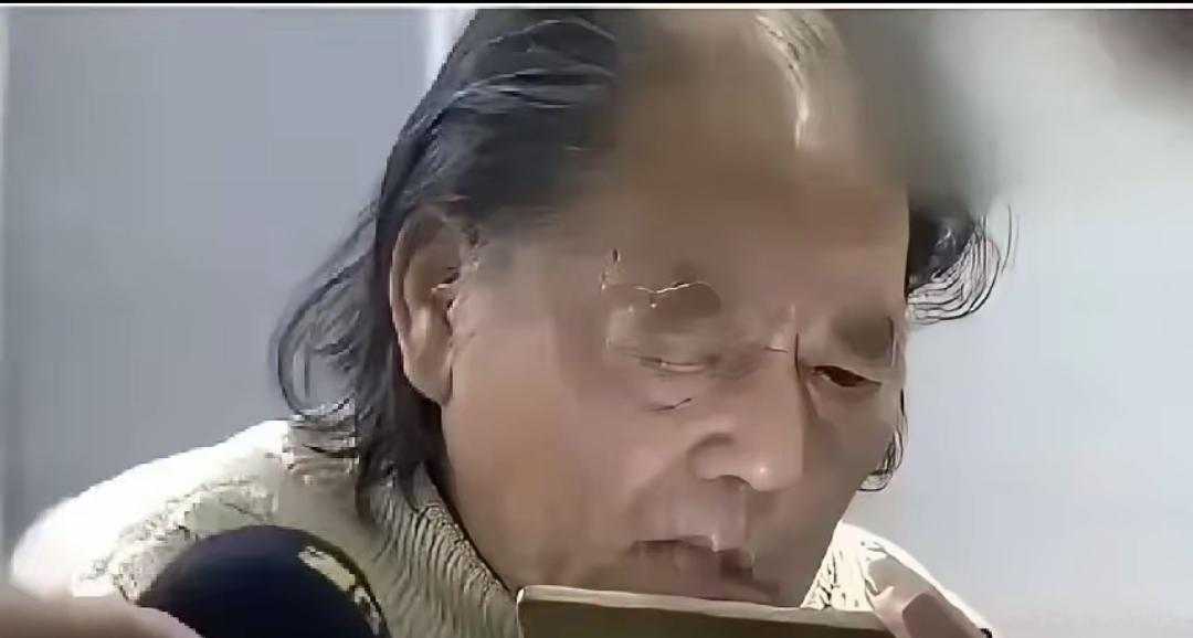 有个男的三十岁左右把家里钱全拿走了，跟着别的女人跑了，老婆孩子都不要了。后来过了