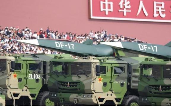 日本现在，除了东京电视台，所有电视台都在报道，中国在日本近海布置了100多艘各式