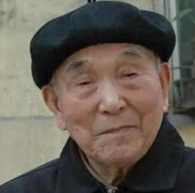 2010年山东济南，一条普通街道上很多人自发聚在一起，送别一位一个在中国生活了七