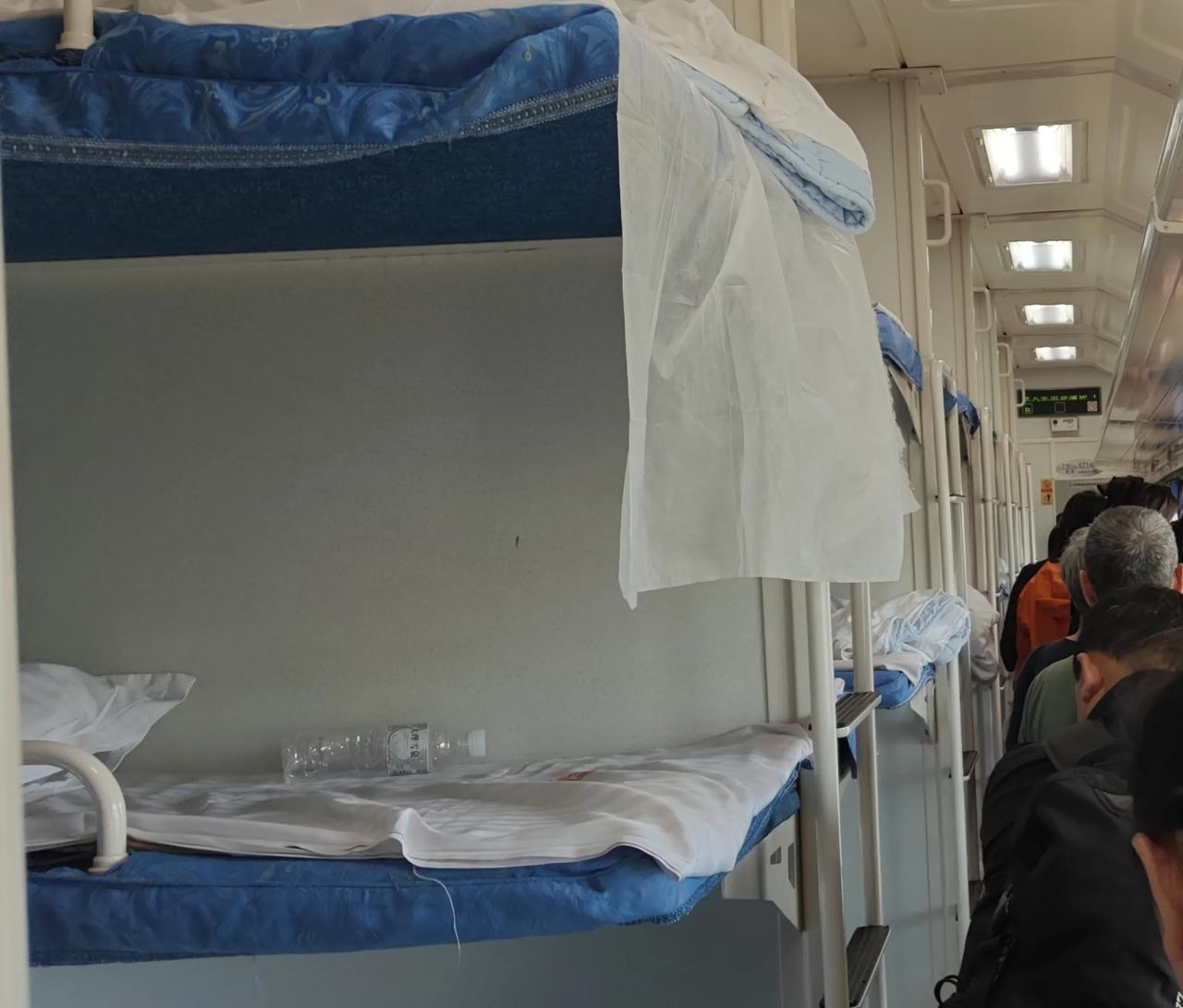 当年老副指导员在卧铺车上皮鞋被偷了。在芒市伺候瘫痪在床老伴的俺们连老副指导员，