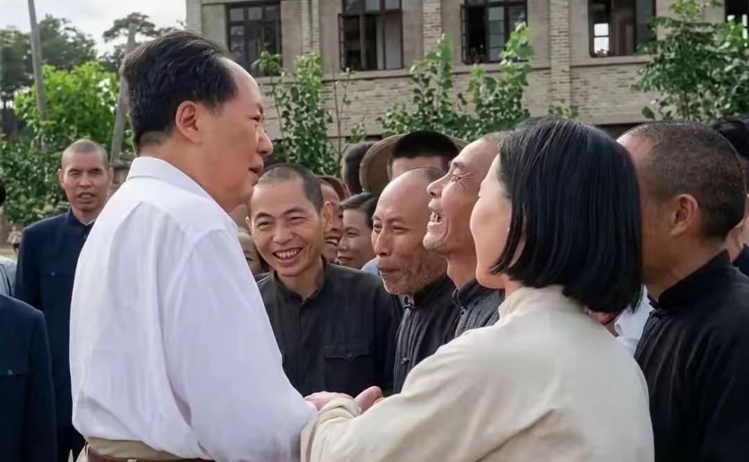 很多人一提到毛主席，脑子里蹦出来的词儿就是“伟人”、“战神”。但如果你只把他当成