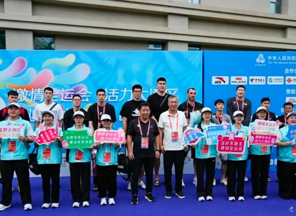 东道主广东全运男篮正式入驻赛区，黑白矮领衔，杜锋指导带队，主力阵容悄然浮出水面，