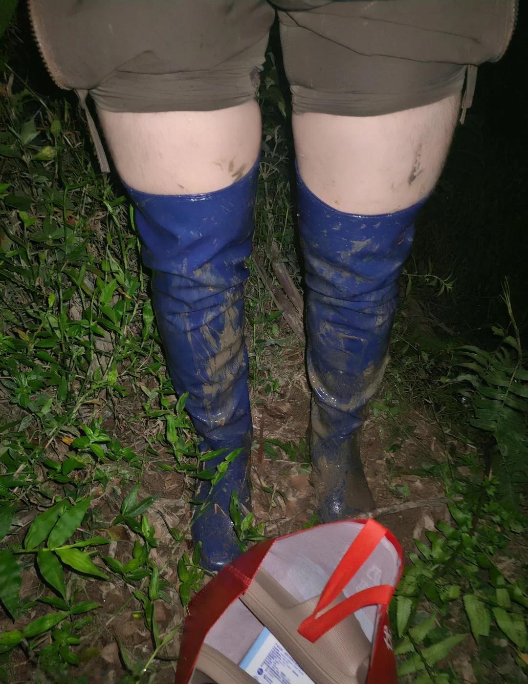 紀念一下acquo過膝靴的首戰最後淹到腰部那邊了，但是因為靴筒很貼腿所以最開始