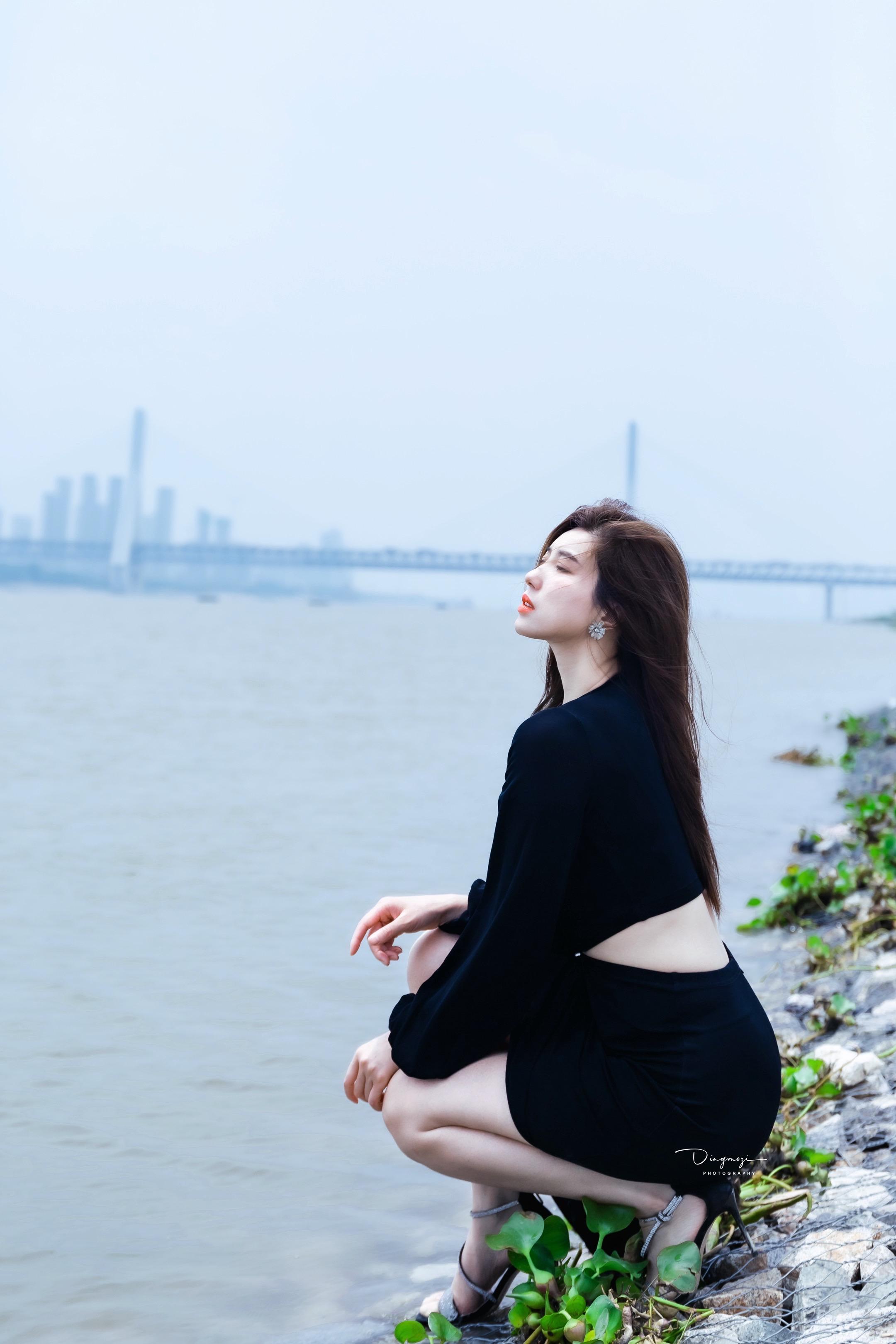 御姐的温柔｜慵懒而惬意。《御姐江滩氛围感写真》 你是一种感觉，写在夏日...