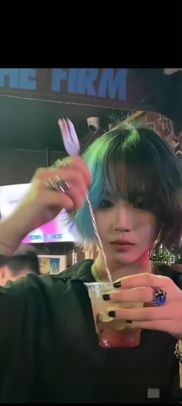 窦佳媛接受采访说自己非常的烦恼，她跟窦靖童本来是亲姐妹，但是见面了却非常的尴尬，