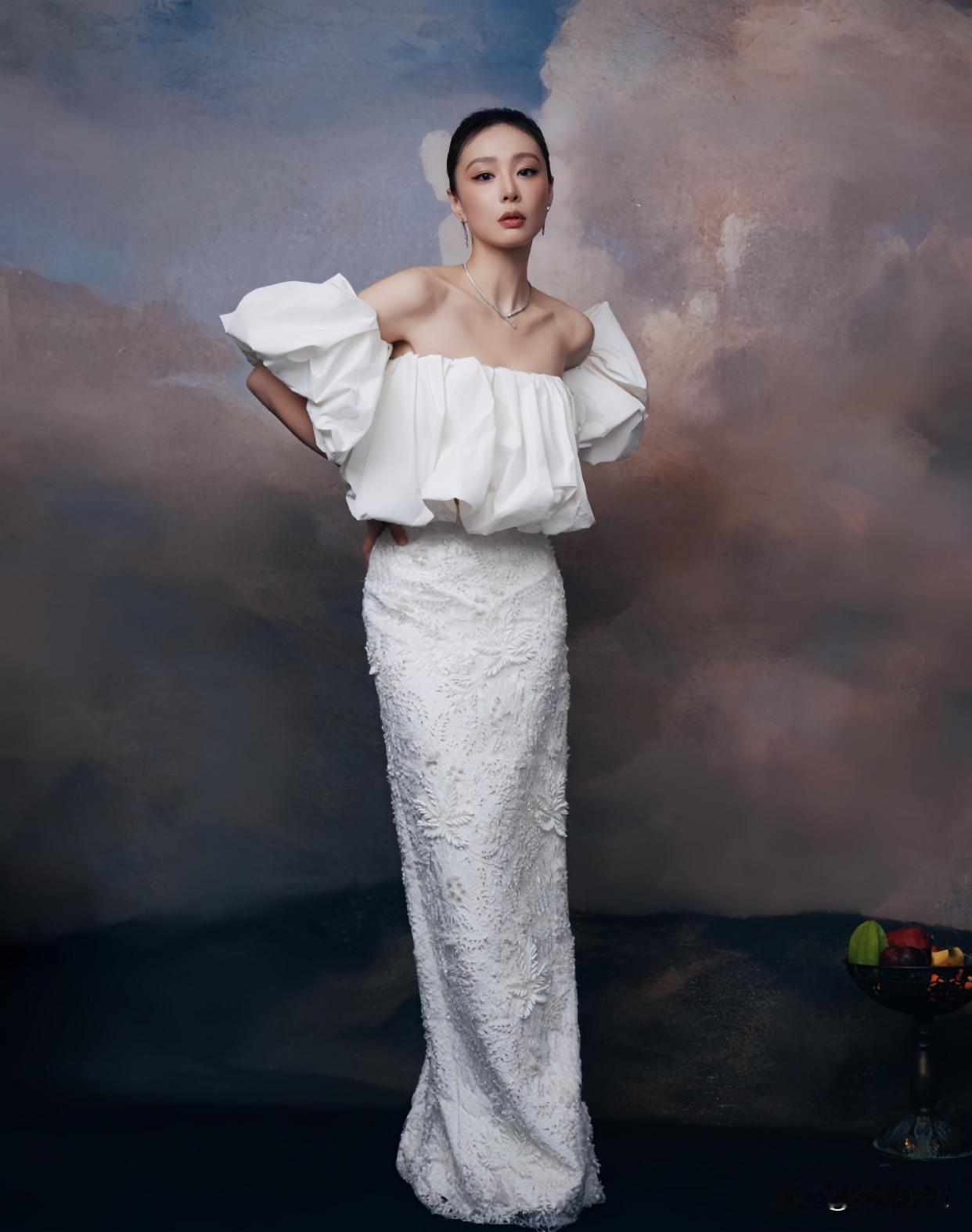 高叶油画感大片成熟女性的从容魅力！一身白色一字肩礼服，蓬松夸张的泡泡袖浪漫大