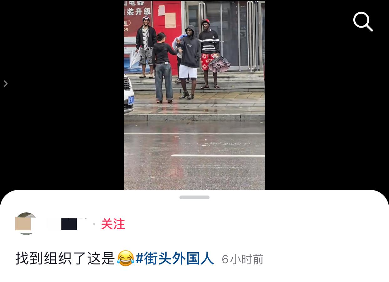 近日河南，天空下着绵绵细雨，4名外国人正在避雨，这时马路对面有两名女子看到外国人
